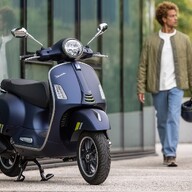 Roller Vespa GTS Super Tech 300 Grigio ottimista matt