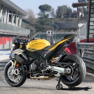 Mootorratas Aprilia Tuono V4 1100 RR, Scorpion Yellow