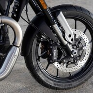 Mootorratas Moto Guzzi V85 Strada 850 Nero Isola