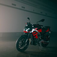 Mootorratas Aprilia Tuono 457 Piranha Red