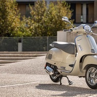 Roller Vespa GTS 300 Beige avvolgente