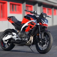 Mootorratas Aprilia Tuono 457 Piranha Red