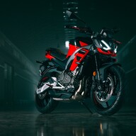 Mootorratas Aprilia Tuono 457 Piranha Red