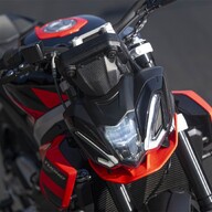 Mootorratas Aprilia Tuono 457 Piranha Red