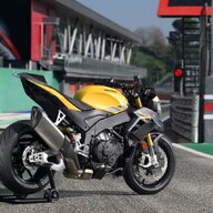 Mootorratas Aprilia Tuono V4 1100 RR, Scorpion Yellow